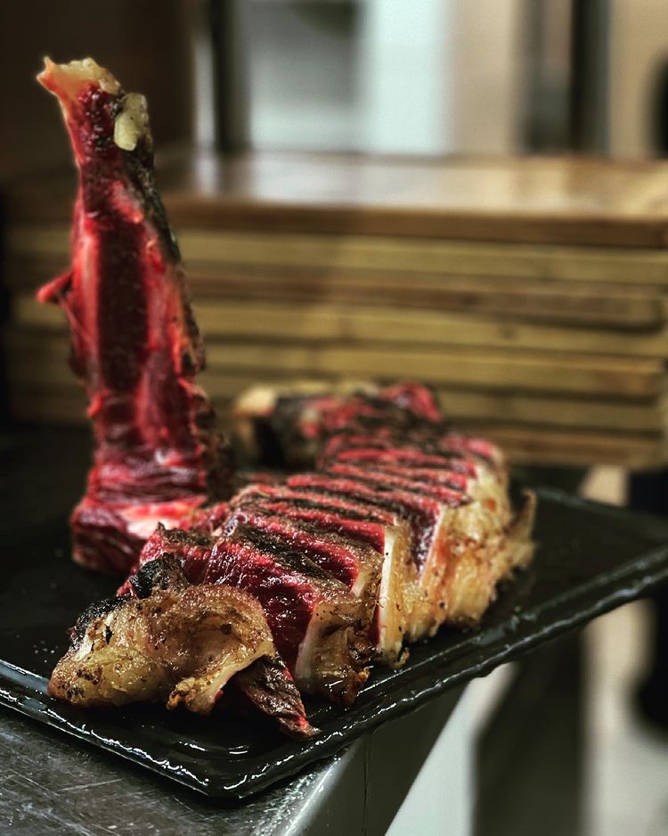 🥩XULETON🥩🥩XULETON🥩Los mejores restaurantes de carnes a la parrilla en Meritxell, Parroquia de Canillo en Andorra Restaurant Grill La Sangria Barbecue la millor i autèntica brasa de llenya on es couen els millors xuletons i tomahawk del principat d’Andorra