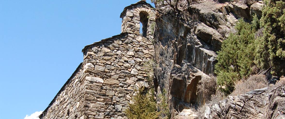 ARTE ROMÁNICO La situación geográfica del país ha favorecido la conservación de más de 40 iglesias y monumentos de estilo románico, repartidos en todo el territorio.  Iglesias y monumentos románicos El arte prerrománico y románico andorrano ha preservado su esencia, su sencillez y su belleza desde los siglos XI y XII. Las manifestaciones artísticas de este estilo arquitectónico en Andorra destacan por su sobriedad, las dimensiones reducidas de los edificios y la perfecta integración en el paisaje de montaña propio de los Pirineos. En este sentido, las iglesias románicas del Principado —todas ellas erigidas con una construcción muy sencilla—, son de pequeñas dimensiones, están muy poco ornamentadas y cuentan con una sola nave, un ábside y un pórtico en la entrada. Uno de los signos más identificativos e importantes de estos templos son sus campanarios de torre o espadaña, empleados como método de comunicación entre pueblos y como elemento defensivo frente a los ataques. En cuanto al interior, incluyen pinturas con una rica gama cromática que elogian la divinidad: la mayoría son obras de discípulos de los grandes maestros catalanes de antaño. Finalmente, hay que indicar que muchos de estos templos conservan todavía algún retablo barroco de los siglos XVII y XVIII. Anímate a visitar alguna de estas iglesias que te acercarán a la vida de los habitantes de los valles, donde en el pasado eran centro de reunión religiosa y social y hoy en día son una de las joyas de nuestra cultura.