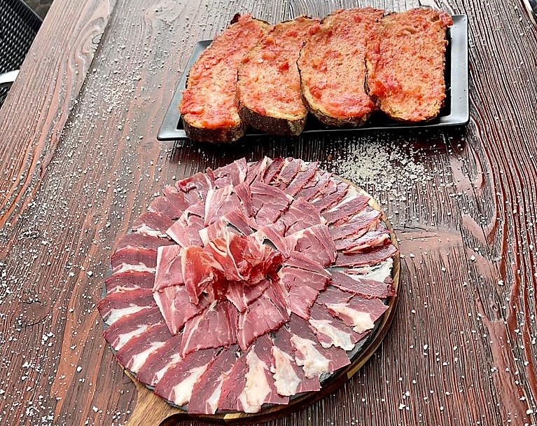 Jambon ibérique avec pain grillé à la tomate plat typique de jambon de style andorran et catalan. Un plat simple, mais très savoureux idéal en entrée à partager.