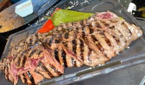 Restaurant Grill La Sangria BBQ a 5 minutos de Encamp en el cruce con Meritxell, dirección a las pistas de esquí de Grandvalira es posiblemente una de las mejores brasas de Andorra. Donde la calidad de unas carnes prémium se unen a un local espacioso, elegante y cómodo, disponiendo además de una magnífica terraza exterior. 