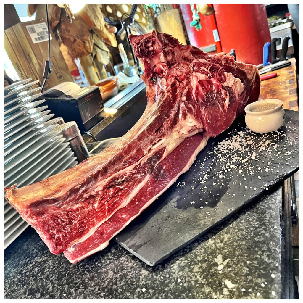 En La Sangria encontrarás el mejor tomahawk gigante talla XXXL de Andorra reserva ahora tu mesa.