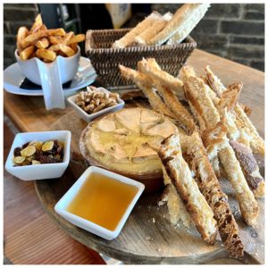 Ancré dans notre patrimoine culinaire depuis des siècles, le fromage fait partie intégrante du quotidien des Français. Que ce soit sous forme de planches ou rôti au four, le camembert séduit toujours aussi gourmands et épicuriens. Redécouvrez ce fameux fromage français au restaurant La Sangria Grill a Canillo près de Meritxell, où, passé au four, il devient un véritable régal pour les papilles.