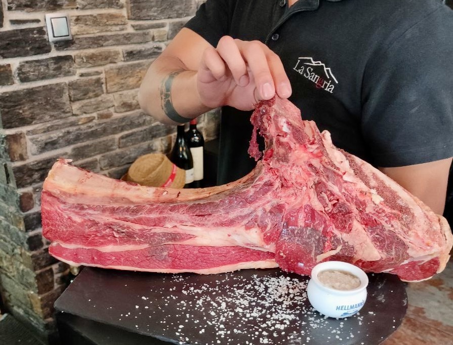 En La Sangria encontrarás el mejor tomahawk gigante talla XXXL de Andorra reserva ahora tu mesa.