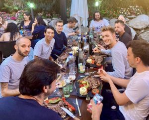 Au restaurant La Sangria Grill à une altitude d'environ 1 500 m, il est fantastique de profiter de notre terrasse et de sa température agréable ces jours de chaleur excessive.