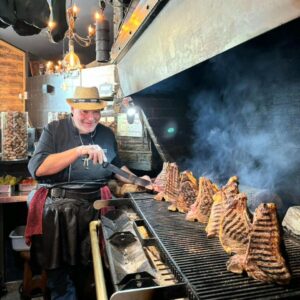 M. Vincent du restaurant La Sangria Grill, spécialisé dans les viandes de qualité supérieure, les steaks, les entrecôtes et les tomahawks géants grillés sur du bois de chêne provenant des meilleures sources.