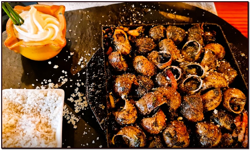 Si vous voulez manger de l'escargot et que vous ignorez comment le préparer. Venez à la Sangria GRILL pour déguster nos escargots grillés a la braise. Réservez une table à La Sangria Grill et régalez votre famille et vos invités avec les meilleurs escargots grillés du monde