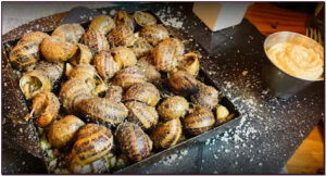 Estaba todo increíblemente bien. El precio según se mire es elevado, pero a mi parecer encaja perfectamente con la calidad y cantidad. Nos atendieron muy bien y nos dejaron hacer sobremesa mientras ellos recogían al ser último turno. Volveremos y repetiremos seguro. (Traduït per Google) Tot estava increïblement bé. El preu segons com es miri és elevat, però a parer meu encaixa perfectament amb la qualitat i quantitat. Ens van atendre molt bé i ens van deixar fer sobretaula mentre ells recollien en ser últim torn. Tornarem i repetirem segur. Resposta del propietari ara mateix Un grand merci de votre visite et avis cinq étoiles. Au Restaurant La Sangria, la prise en charge est rapide et efficace, à la Sangria Grill Restaurant viandes XXXXL tout est délicieuse. La viande est parfaitement cuite suivant les désirs de nos clients, la quantité est généreuse et l'accompagnement avec des légumes et des pommes de terre frites vous feront apprécier votre viande sans être ballonné. Toujours un accueil chaleureux, la côte de bœuf une tuerie, tous nos plats un plaisir et le cadre sont magnifiques. À La Sangria, nous avons une équipe à votre écoute et très efficace. Un grand merci, à La Sangria, vous allez à trouver toujours une quantité et qualité excellente et un accueil super.