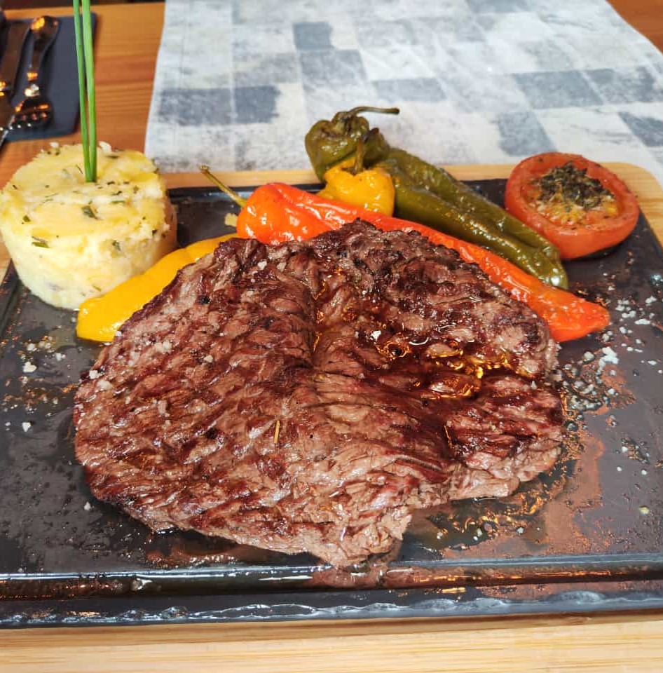 Voici notre top 10 du meilleur restaurant de viande à d'Andorre, la Sangria Grill à Meritxell. Alors laissez-vous tenter par les délices de la bonne barbecue à l'andorrane et découvrez Restaurant La Sangria Grill un endroit incontournable pour les plus carnivores d'entre vous.