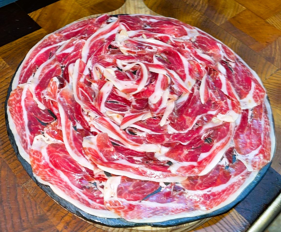 La Sangria Grill, restaurant de cuisine de proximité avec le meilleur jambon Ibérique de l'Andorre. Plus connu comme "Jambon Pata Negra" ce jambon ibérique est considéré comme le meilleur jambon au monde. La race Ibérique se trouve au sud-ouest de l'Espagne et pour les meilleures qualités, les porcs sont de race 100 % ibérique et élevés en liberté et alimentés avec des "Bellota" (glands) dans des forêts de chênes. La Sangria Grill el Mejor restaurante de carnes a la brasa de Andorra, best barbecue restaurante de Andorra en Meritxell dirección Canillo en Grandvalira