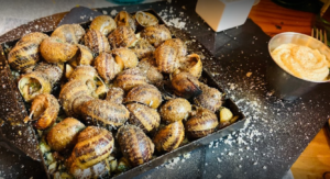 Restaurante La Sangria Grill. El lugar es bonito, los trabajadores muy amables y la comida espectacular, sin duda repetiremos a la próxima. La hamburguesa está buenísima, la recomiendo, lo puedes acompañar con la sangría y el tiramisú no decepciona tampoco.