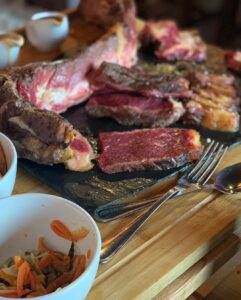 ¡Qué emocionante que hayáis visitado Andorra! 😊 Es un país con una belleza natural impresionante y una rica tradición gastronómica. El Restaurant La Sangría Grill suena como un lugar increíble para los amantes de la carne. Aquí tienes más detalles sobre este restaurante: Nombre: Restaurant La Sangría Grill Especialidad: Txuletones y carnes prémium XXXXL Ubicación: En la Carretera General, cerca de la rotonda de acceso al Santuario de Meritxell en Canillo. Los Chuletones son chuletas de carne de vacuno, típicas del País Vasco y Navarra. Se caracterizan por su gran tamaño y su sabor intenso. Si os gustan las carnes jugosas y sabrosas, seguro que disfrutasteis de una experiencia culinaria memorable en La Sangría Grill. Además, me alegra saber que seguís a @AndorraLovers. ¿Hay algún otro lugar o restaurante que hayáis descubierto durante vuestro viaje? Si tenéis más recomendaciones o si necesitáis información adicional sobre Andorra, no dudéis en preguntar. ¡Estoy aquí para ayudar! 😊🍽️ Havíem sentit molt a parlar del restaurant La Sangria Grill a Meritxell direcció Canillo i ja entenem el perquè. Restaurant La Sangria Grill esta situat a Meritxell, a uns 20 minuts d'Andorra la Vella. Està especialitzat en carn a la brasa a l'estil francès, de mida XXXXL, hi podeu trobar tomahawok o baveta de bou de diferents mides, la ració més petita es increiblement gran. Però la carta és molt variada i podeu trobar tota mena de plats típics de muntanya, i alguns de gastronomia francesa com fondues. Vam menjar molt i no ens va quedar gana per les postres, però diuen que s'han de provar les creps casilanes que fan. Si sou amants de la bona i millor carn, La Sangria Grill REstaurant és l'ideal per vosaltres! El plat més popular al Restaurant La Sangria Grill és, sens dubte, la carn a la brasa. Amb la seva especialització en carn a l’estil francès, és el lloc ideal per als amants de la bona i millor carn. Els tomahawks i les bavettes de bou són opcions delicioses, i la mida XXXXL de les racions segurament satisfarà fins i tot els més famolencs. A més, si us agraden els plats típics de muntanya i la gastronomia francesa, també podeu gaudir de fondues i altres opcions delicioses. I no oblideu deixar espai per les creps casolanes per a les postres! 😊 Si teniu més dubtes o necessiteu més informació, no dubteu a preguntar! 🍽️ Aquest cap de setmana hem estat a 📌 #Andorra al Restaurant La Sangria Grill a Meritxell on mana la cuina de muntanya🏔 amb plats molt abundants i les brases🔥 com a protagonistes a la cuina. Amb aquest escenari, vam decidir anar forts i anar a menjar un autèntic Xuleton de bou🥩 per dues persones només apte per carnívors amb gana😂 El restaurant escollit per fer aquest tros d’àpat va ser @lasangriacanillo, un local acollidor a les portes del Santuari de Meritxell. El mestre braser domina el foc amb mestratge👌🏻. Ens van servir el Xuleton XXXXL amb patates, verdura i acompanyat de 4 salses😍: pebre, ceps, formatge blau i all i julivert, d'escàndol😋, senzillament meravellós. Com que som uns temeraris, no vam poder evitar partir-nos un camembert🧀 fos al forn d’entrant🙊. Deliciós! Tot i que prescindible si haguéssim sabut el que ens venia després🤣 🍷: un vi negre Ales Negres de l’Empordà del celler @terraremota 100% garnatxa negra que va ser el company de festa pel festival de carn. #foodielophia #foodporn #foodie #andorrafoodie #instafood #foodart #instagood #chuletón #txuletón #meat #meatlovers #lasangriagrill #lasangria #andorra #andorre #meritxell #canillo #restaurantesandorra #andorrarestaurantes Sembla que heu tingut una experiència gastronòmica increïble al Restaurant La Sangria Grill! El fet que el restaurant estigui situat a Meritxell, prop del Santuari de Meritxell, li dona un toc especial. I, per descomptat, la carn a la brasa és la protagonista indiscutible. El Xuleton de bou que vau demanar sembla una autèntica festa per als amants de la carn. Amb les patates, la verdura i les 4 salses (pebre, ceps, formatge blau i all i julivert), segurament va ser una experiència deliciosa. I no puc evitar somriure amb la vostra descripció del camembert al forn d’entrant. A vegades, les sorpreses culinàries són les millors! El vi negre Ales Negres de l’Empordà sembla una excel·lent elecció per acompanyar aquest festival de carn. La garnatxa negra segurament va realçar els sabors i va fer que l’àpat fos encara més memorable. Gràcies per compartir aquesta història amb mi! Si teniu més dubtes o necessiteu més recomanacions, no dubteu a preguntar. Bon profit! 🍽️🔥🍷 ¡El nombre de este restaurante no hace justicia a lo BIEN que se come allí, y es que además, tienen opciones #singluten en muchos de sus platos! 🌾 En mi caso me pedí de primero un queso Camembert fundido con miel, nueces y pasas y el pan que lo acompañaba era #singluten 🍞 ¡Sus especialidades son las carnes 🤤 así que si sois amantes de la comida de montaña, os recomiendo ir a este restaurante en Andorra! Pd: lo único que me decepcionó un poco es que no tenían cerveza #singluten 🍺 ¡De todas formas se lo comenté así que quizás para la próxima ya tengan! 🚀 #singluten #glutenfree #glutenfreebarcelona #singlutenbarcelona #celiacos #celiacs #celiacosespaña #celiacscatalunya #sensegluten #senseglutenbarcelona #senseglutenandorra #singlutenandorra Weekend in Andorra! We have decided to spend some days in Andorra and it was really relaxing and good to recharge our batteries! We have tried to find new restaurants and @lasangriacanillo has been a really good surprise. Very nice service, high quality food and a really good Portuguese wine from @adegamayor Reserva 2018. Rated in @vivino with 4.2 (we always use this app to support us in choosing the wine) was really a good surprise! Very acceptable price and really good quality. We truly recommend it! #andorra #ski #andorrarestaurants #lasangriacanillo #adegamayor #portuguesewine #alentejo #foodtravelandllove