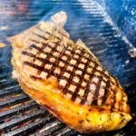 Essayez nos plats préparés sur notre grill géant au feu de bois, notre tendre “Chuletón” et faux-filet XXXXL et notre Tomahawk XXXXL et nos généreuses côtelettes d'agneau.