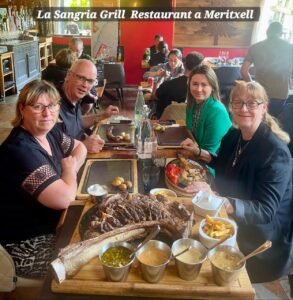 La Sangria Grill Restaurant és una excel·lent opció per gaudir d'un àpat a Andorra. Aquí tens algunes recomanacions de la carta: Xuleton de bou XXXXL i el Tomahawk XXXXL únic a Andorra amb aquesta mida i qualitat: Si t'agrada la carn, el Xuleton de bou és una elecció clàssica. A La Sangria Grill, les carns són cuinades a la brasa i són conegudes per la seva qualitat. Potser voldreu compartir alguna de les nostres carns, peces com la Bavette XXXL, ja que són famoses per la seva “descomunal” mida. Costelles de xai: Si prefereixes una opció diferent, les costelles de xai a la brasa són una delícia. La carn ben cuinada a la brasa és una gran especialitat d'aquest restaurant. Hamburgueses: Si busques una opció més lleugera, les hamburgueses gegants a la brasa poden ser una bona elecció. Acompanya-les amb una Sangría refrescant, una cervesa o alguns dels vins de la nostra carta, escollits un a un per aconseguir una carta de vins equilibrada i de qualitat a uns preus molt ajustats. Les Postres com el Tiramisú i les creps: Si voleu provar plats de gastronomia francesa, les creps casolanes de postres són una opció interessant per acabar un àpat excepcional. El restaurant està situat a Carretera General Cg-2, Canillo, AD100. A 50 metres de la rotonda d'accés al Santuari de Meritxell. Podeu fer una reserva trucant al +376 851 327. Els horaris d'obertura són els següents: - Dilluns: 12:30 - 15:30 | 20:00 - 22:30 - Dimarts: 12:30 - 15:30 | 20:00 - 22:30 - Dimecres: Festiu setmanal. - Dijous: 12:30 - 15:30 | 20:00 - 22:30 - Divendres: 12:30 - 15:30 | 20:00 - 22:30 - Dissabte: 12:00 - 15:30 | 20:00 - 22:30 - Diumenge: 12:30 - 15:30 | 20:00 - 22:30 Bon profit! 🍽️ #LaSangríaGrill #CarnesALaBrasa #ChuletonesXXL #GastronomíaAndorrana #ComidaDeliciosa #RestaurantesAndorra #JambonPataNegra #TerrazaConEncanto #CocinaFrancesa #CarneDeCalidad #SteakTártar #ReservaPrevia #AndorraGastronomía #ComidaMontaña #LaSangriaCanillo