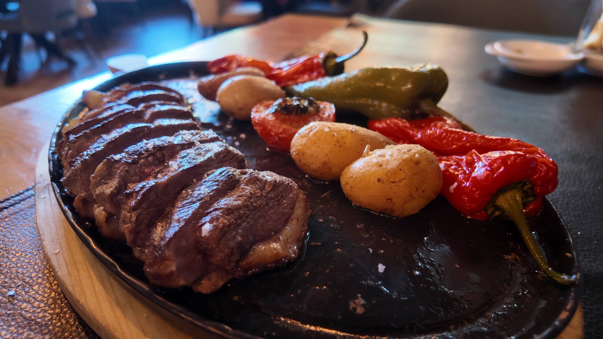 Le Restaurant La Sangría Grill à Meritxell est très apprécié pour ses viandes à la brasa y compris le magret de canard. Ce restaurant est connu pour sa cuisine de haute qualité, influencée par la gastronomie française et méditerranéenne.