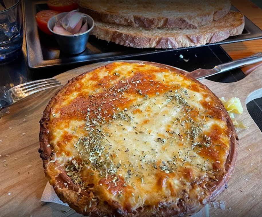 Pilar Marco Casero. Pedimos una tabla y una lasaña y ambas cosas estaban espectacular. La lasaña parece un plato que nunca pedirías aquí, pero recomiendo encarecidamente que lo hagas, estaba buenísima. También pedimos el pan con tomate. En general todo estaba bien, volveremos.