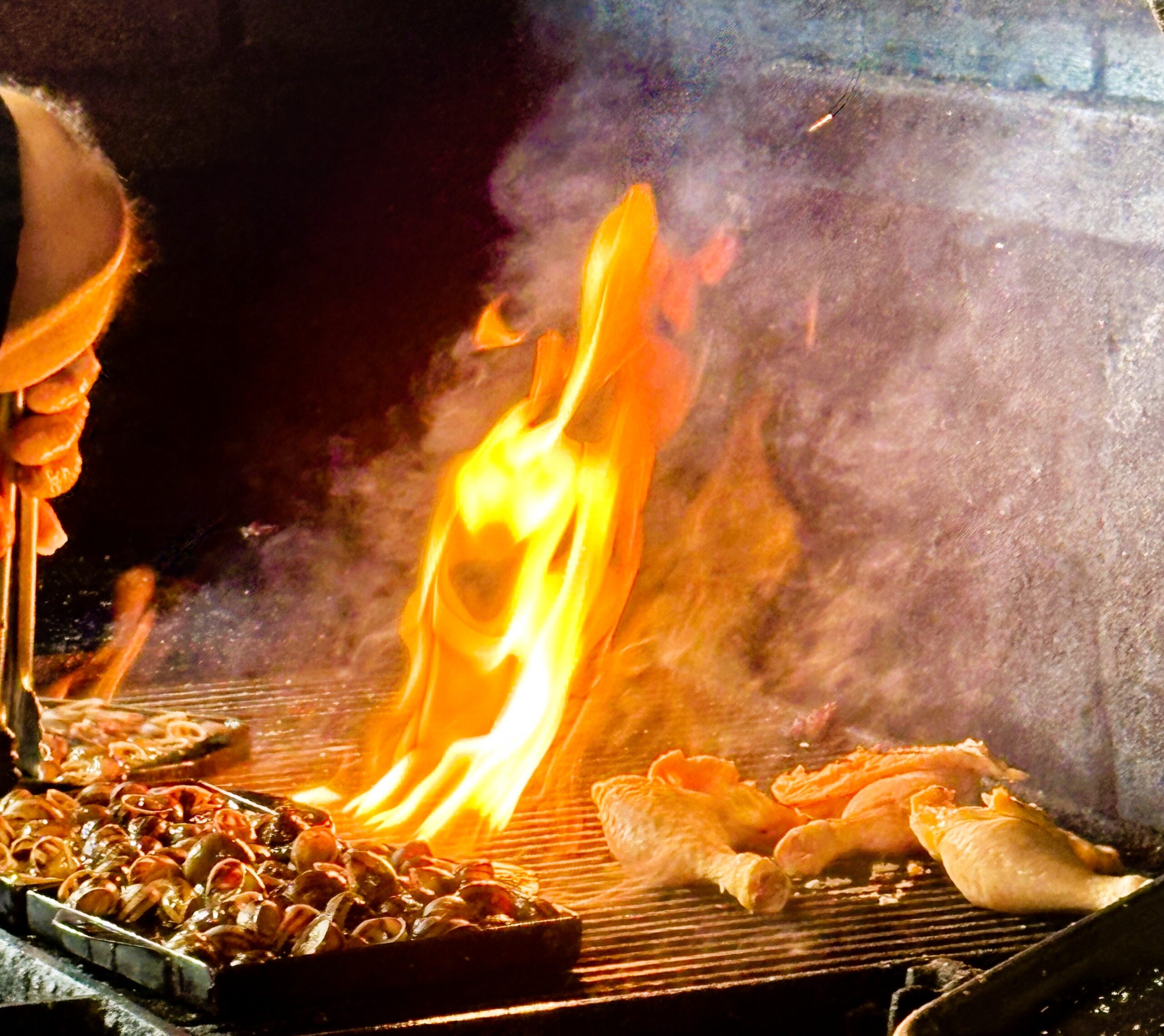 En el restaurante La Sangria Grill en Meritxell, Andorra, se recomienda especialmente probar nuestras carnes a la brasa, cocinadas en una parrilla gigante al fuego de auténtica leña de encina, carnes XXXXL que son muy apreciadas por los clientes que nos visitan. Algunas de las opciones destacadas incluyen: *Tomahawks XXXXL y Chuletones XXXXL*: Carnes bien cocidas a la brasa al estilo francés, con un exterior bien cocinado, dorado y crujiente y un interior "saignant" (poco hecho). *Carnes a la brasa*: Variedad de carnes como hamburguesas, costillas de cordero, butifarras, y pollo de payes a la brasa. *Garró de porc daurat a la brasa*: Pata de cerdo dorado a la brasa, con salsa casera. *Cargols a la brasa*: Caracoles a la brasa únicos y exclusivos de La Sangria Grill en Andorra. Además, nuestro restaurante, La Sangria Grill, ofrece platos de la gastronomía francesa como fondues y crepes caseros XXXXL de postre. No podemos olvidarnos de la nueva receta de tiramisú, único, sabroso y delicado. Las opiniones de nuestros clientes sugieren que las raciones son muy generosas y que la calidad de la comida es excelente, especialmente después de un día de actividades como el esquí o las excursiones por las montañas de Andorra. Por lo tanto, si eres amante de la buena carne y buscas una experiencia culinaria consistente y agradable, La Sangria Grill es una magnífica opción para disfrutar de una comida exquisita. Estamos junto a la rotonda de acceso al santuario de Meritxell. ¡Buen provecho! #recomanacions #bbq #dinarenfamilia #escapades #andorra #barbecue #andorra #andorralavella #bbq #barbacoa #borda #soldeueltarter #soldeu #pirineus #granvalira #family #spring #dog #andorraworld #andorralovers #food #mountaincowmeat #pyrenees #cristmasdinnerpartie #mountain --- En el restaurante La Sangria Grill en Meritxell, Andorra, se recomienda especialmente probar nuestras carnes a la brasa, cocinadas en una parrilla gigante al fuego de auténtica leña de encina, carnes XXXXL que son muy apreciadas por los clientes que nos visitan. Algunas de las opciones destacadas incluyen: *Tomahawks XXXXL y Chuletones XXXXL*: Carnes bien cocidas a la brasa al estilo francés, con un exterior bien cocinado, dorado y crujiente y un interior "saignant" (poco hecho). *Carnes a la brasa*: Variedad de carnes como hamburguesas, costillas de cordero, butifarras, y pollo de payes a la brasa. *Garró de porc daurat a la brasa*: Pata de cerdo dorado a la brasa, con salsa casera. *Cargols a la brasa*: Caracoles a la brasa únicos y exclusivos de La Sangria Grill en Andorra. Además, nuestro restaurante, La Sangria Grill, ofrece platos de la gastronomía francesa como fondues y crepes caseros XXXXL de postre. No podemos olvidarnos de la nueva receta de tiramisú, único, sabroso y delicado. Las opiniones de nuestros clientes sugieren que las raciones son muy generosas y que la calidad de la comida es excelente, especialmente después de un día de actividades como el esquí o las excursiones por las montañas de Andorra. Por lo tanto, si eres amante de la buena carne y buscas una experiencia culinaria consistente y agradable, La Sangria Grill es una magnífica opción para disfrutar de una comida exquisita. Estamos junto a la rotonda de acceso al santuario de Meritxell. ¡Buen provecho! #recomanacions #bbq #dinarenfamilia #escapades #andorra #barbecue #andorra #andorralavella #bbq #barbacoa #borda #soldeueltarter #soldeu #pirineus #granvalira #family #spring #dog #andorraworld #andorralovers #food #mountaincowmeat #pyrenees #cristmasdinnerpartie #mountain ---