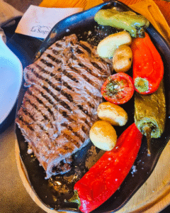 Las mejores reseñas de restaurantes cerca de GrandValira. Ruben Ramos Comida · 30-40 €. Una experiencia excelente en La Sangría Grill. Probamos el queso camembert, que estaba delicioso, cremoso y con una presentación impecable, y la bavette de buey, perfectamente cocinada, tierna y llena de sabor. El ambiente es acogedor y el servicio muy atento y amable. Sin duda, un lugar al que volveremos. ¡Totalmente recomendable! Comida: 5/5 Servicio: 5/5 Ambiente: 5/5.