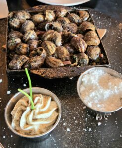 A La Sangria Grill Restaurant et convidem a descobrir un plat únic: ✨ Caragols a la brasa, fets directament al foc de llenya amb la recepta secreta del nostre xef Vincent.