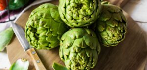 Carxofes a la brasa – Sangria Grill Andorra A la Sangria Grill Restaurant, al cor de Meritxell, les nostres carxofes a la brasa són una autèntica delícia. Cuinades al foc de llenya real, conserven tota la seva textura tendra de les millors carxofes del Prat de Llobregat i el sabor intens que només la brasa pot donar. Un plat saludable, saborós i amb l’essència de la cuina mediterrània. Però les carxofes són només el començament… Som reconeguts com un dels millors restaurants de carn XXXXL al foc de llenya d’Andorra, amb entrecots XXXXL i tomahawks XXXXL que sorprenen per la seva qualitat i sabor incomparable. També podeu gaudir d’altres suggeriments elaborats sempre amb ingredients frescos. Plats tradicionals com les carns a la brasa o la tartiflette, ideals per compartir després d’un dia d'esquí a la muntanya. I per acabar, les postres casolanes: el fondant de xocolata (Únic a Andorra, una recepta francesa ancestral), el tiramisú, el flam de coco i els nostres crepès únics a Andorra, amb la famosa crepè de Nutella, possiblement la millor del país. Vine a descobrir la Sangria Grill Andorra, un restaurant que combina tradició, autenticitat i un ambient acollidor al peu de Meritxell. Reserva la teva taula amb una trucada i viu l’experiència gastronòmica més completa d’Andorra. #SangriaGrillAndorra #CarxofesALaBrasa #CarnsXXXXL #PaellaAndorrana #PostresCasolans