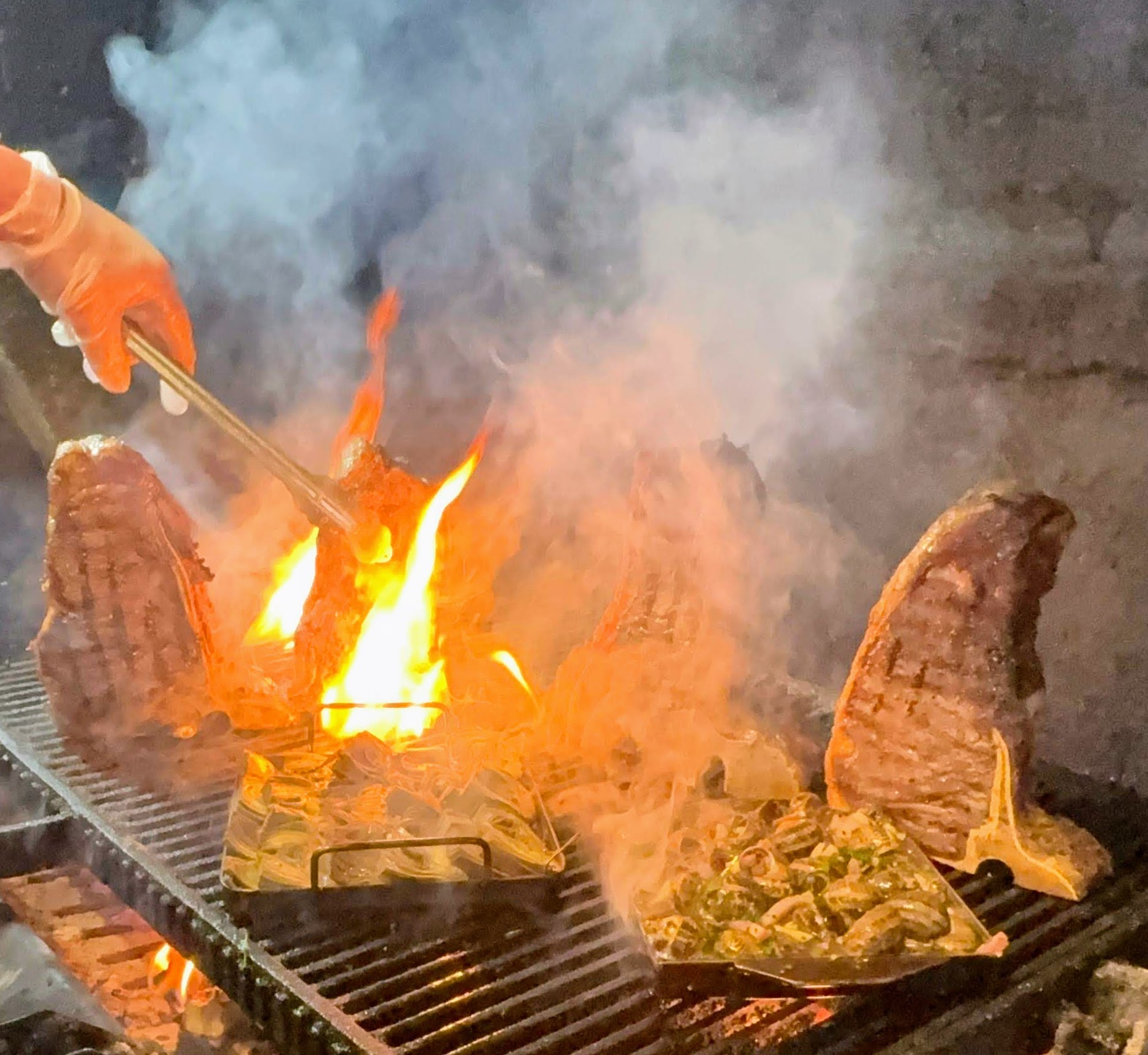 🔥🥩 La Sangria Grill Andorra – L’art du feu de bois 🥩🔥 À Meritxell, nous sublimons les saveurs avec une cuisson authentique au feu de bois réel : 🥩 Nos viandes premium XXXXL, entrecôtes et tomahawks impressionnants, grillés à la perfection. 🐌 Les escargots à la braise, préparés selon la recette secrète de notre chef. 🌿 Les artichauts de Benicarló (Valencia), grillés à la braise pour un goût unique et fondant. Chaque plat chez nous est une expérience qui unit tradition, générosité et passion culinaire. 🍮 Et pour finir, nos desserts faits maison : fondant, tiramisú, flan de coco ou crêpes maison – dont la fameuse crêpe Nutella ou Chantilly, unique en Andorre. 📍 Venez découvrir l’un des meilleurs restaurants de viande au feu de bois d’Andorre et réservez votre table dès maintenant par téléphone.