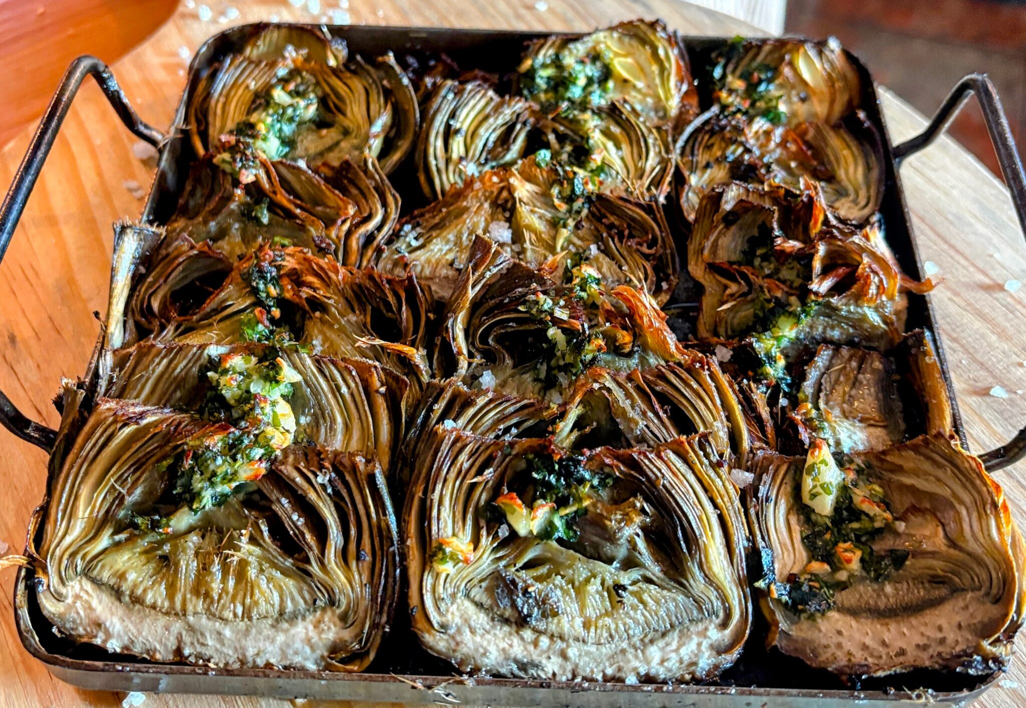 🌿🔥 Saveurs authentiques au feu de bois 🔥🌿 Artichauts grillés à la braise, préparés avec soin par notre chef. À La Sangria Grill Andorra, nous sublimons les produits de saison avec notre cuisson traditionnelle au feu de bois. Aujourd’hui, nous vous présentons un plat qui allie simplicité et excellence : 🥬 artichauts grillés à la braise, élaborés avec soin par notre chef. Nos artichauts sont achetés directement à Benicarló. La ville touristique et aussi agricole de Benicarlo, sur la Costa del Azahar, est située dans le nord de la province autonome de Valence. L’arrière-pays est caractérisé par les champs de légumes, de citronniers et d’orangers. Une plante se développe particulièrement bien dans ce climat méditerranéen doux : l’artichaut. L'artichaut cultivé à Benicarló est d'une qualité incomparable et jouit à ce titre d'une grande réputation, non seulement en Espagne, mais également dans d'autres pays, comme la France, l'Italie et même la Grande-Bretagne. C'est pour cela qu'il bénéficie depuis 1998 de l'appellation d'origine « Alcachofa de Benicarló ». Benicarlo est connue pour ce noble légume, et fait en janvier de chaque année une fête en son honneur, la « Fiesta de la Alcachofa », la fête de l’artichaut. Un goût unique, une texture fondante et ce parfum incomparable du feu de bois qui fait la réputation de notre maison. 📍 Venez à Meritxell découvrir l’un des meilleurs restaurants de viande XXXXL d’Andorre, et laissez-vous séduire aussi par nos légumes grillés et nos desserts maison (fondant, tiramisú, flan de coco ou crêpe Nutella, unique en Andorre). #LaSangriaGrill #ArtichautsGrillés #FeuDeBois #GastronomieAndorrane #SaveursAuthentiques