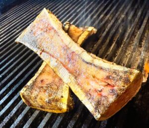 Javier Pérez Alonso. Buen restaurante para comer en Andorra. Todo estaba muy bueno, quizás un poco caro, pero la verdad es que se come muy a gusto y la calidad de la comida se nota. Comida: 4/5 Servicio: 4/5 Ambiente: 4/5 🙏 Muchas gracias, Javier Pérez Alonso, por su visita y por compartir su valoración tan positiva. Nos alegra saber que disfrutó de la calidad de nuestra cocina y que se sintió a gusto en nuestro restaurante. En La Sangria Grill Andorra somos especialistas en las mejores carnes XXXXL al fuego de leña real: 🥩 Entrecôtes XXXXL y Tomahawks XXXXL, sin duda de las carnes más espectaculares y sabrosas de todo el Principado. 🍮 Y para terminar, todo hecho en casa: nuestro fondant de chocolate, el tiramisú, el flan de coco y las crêpes caseras, incluida la famosa crêpe de Nutella, única en Andorra y posiblemente la mejor del país. 🔥 Cada plato está pensado para ofrecer una experiencia auténtica y memorable, con el sabor incomparable del fuego de leña. 📞 Le invitamos a visitarnos de nuevo y reservar fácilmente con una llamada a nuestro número de teléfono. Gracias por confiar en La Sangria Grill Andorra, uno de los mejores restaurantes de carne al fuego de leña del Principado.