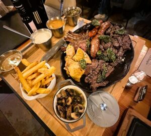 Hemos comido superbién en este restaurante. Las raciones son abundantes y los precios muy ajustados; pedimos algunos primeros y luego un chuletón de buey para compartir. Estaba todo buenísimo y la carne es de calidad. Para nosotros La Sangria Grill ha sido un gran descubrimiento que sin duda volveremos a visitar.