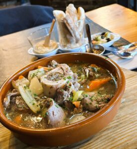 Le pot-au-feu de la Sangria Grill est une des recettes phares de notre gastronomie en France. C'est un bouillon dans lequel ont cuit longuement de la viande de bœuf et des légumes. Il y a des centaines de variantes, il existe seulement de vraies recettes de pot-au-feu tant que le principe reste le même. Le bouillon peut vous resservir comme base d'une autre recette ou alors pour préparer une soupe. L'adage "c'est meilleur réchauffé" est juste pour le pot-au-feu, c'est même conseillé car il vous permet une fois refroidi de retirer la couche de gras qui figera, rendant votre pot-au-feu plus digeste. Pour la viande, prenez ce que vous trouvez, idéalement mélangez des morceaux gras : plat de côtes, flanchet de la maigre : macreuse, griffe et de la gélatineuse comme le paleron ou la queue. Pour réaliser un vrai pot-au-feu traditionnel à l'ancienne, nos grands-mères disaient qu'il fallait quatre morceaux différents de bœuf.