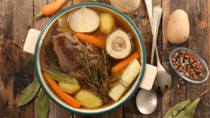 Le pot-au-feu est une recette de cuisine traditionnelle emblématique historique de la cuisine française, et du repas gastronomique des Français, à base de viande de bœuf cuisant longuement à feu très doux dans un bouillon de légumes (poireau, carotte, navet, oignon, céleri, chou et bouquet garni).