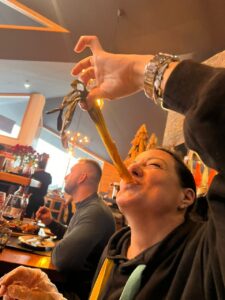 Aquest hivern, al Restaurant La Sangria Grill ho donem tot amb dues protagonistes absolutes: els calçots i les nostres carns prèmium XXXXL a la brasa de llenya d'alzina.