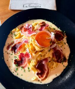 🔥 Al Restaurant La Sangria Grill a Meritxell (Andorra) venim a jugar fort: les nostres carns XXXXL prèmium són un homenatge al sabor autèntic, a la brasa ben feta i a aquesta generositat que ens defineix. Talls imponents, tendresa impecable i un punt de cocció que fa somriure fins i tot als paladars més exigents. 🍝 I si parlem de plaers, la nostra pasta fresca a la carbonara és pura artesania. La preparem al moment i la coronem amb pernil ibèric 100 x 100 de gla (Bellota), amb una salsa reducció del nostre pernil ibèric, una de les millors marques de pernil de gla d’Espanya, perquè cada vegada que agafis la forquilla sigui una mossegada de sabor profund, elegant i inconfusible. Amb la nostra pasta gaudiràs. Vine, gaudeix i deixa’t sorprendre. A La Sangria Grill, cada plat de la nostra carta és una celebració. #CarnXXXL #BrasaPremium #PastaFresca #CarbonaraDeBellota #SangriaGrill