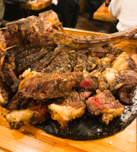 Hemos venido a cenar mi familia y yo esta noche, lugar cálido y lleno de vida, brillante y con ganas de comer. Te reciben camareros como Gerson con una sonrisa enorme, dispuesto a darte la mejor versión de sí mismo, sus compañeros muy dispuestos también, pero lamentablemente no pude preguntarles sus nombres, pues van como balas! Servicio insuperable, rápidos, agradables y, sobre todo, recomiendan como nadie. Nos dieron la opinión sobre todo y acertaron en todo. Nos pedimos el Tomahawk; éramos 4, aunque es para 3; merece totalmente la pena. En conclusión, un restaurante de 10 y el servicio insuperable; gracias por regalarnos esta noche inolvidable.