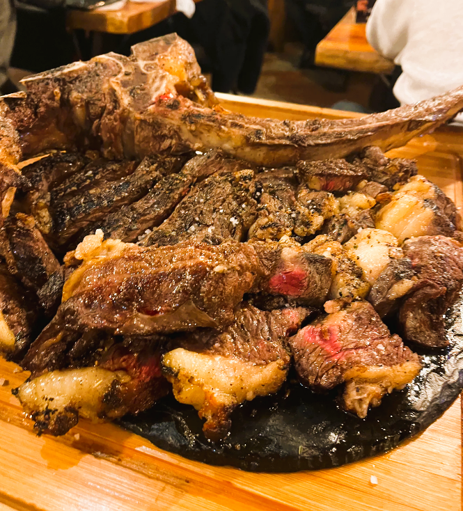 Hemos venido a cenar mi familia y yo esta noche, lugar cálido y lleno de vida, brillante y con ganas de comer. Te reciben camareros como Gerson con una sonrisa enorme, dispuesto a darte la mejor versión de sí mismo, sus compañeros muy dispuestos también, pero lamentablemente no pude preguntarles sus nombres, pues van como balas! Servicio insuperable, rápidos, agradables y, sobre todo, recomiendan como nadie. Nos dieron la opinión sobre todo y acertaron en todo. Nos pedimos el Tomahawk; éramos 4, aunque es para 3; merece totalmente la pena. En conclusión, un restaurante de 10 y el servicio insuperable; gracias por regalarnos esta noche inolvidable.