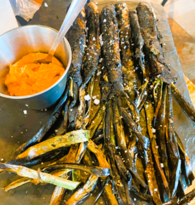 L'ESPECTACLE DEL FOC 🔥A La Sangria Grill no entenem de mides petites. Si, som líders en carns madurades XXXXL, la temporada de calçots no podia ser menys! 📢 🔥 Autèntic foc de llenya: Els nostres calçots es cuinen a la nostra gran barbacoa, com s'ha fet tota la vida. El fum de la llenya i la flama directa els donen aquest gust fumat i dolç que només trobaràs aquí. 📏 Mida XXXXL: No són uns calçots com els altres, són especials saborosos, fets al moment, de mida gran XXXXL. Són peces úniques a Andorra per la seva mida i qualitat. Si t'agraden els calçots de veritat, els nostres et deixaran sense paraules. Però a l'espai gastronòmic de La Sangria Grill hi ha molt més: 🥗 Per començar, les nostres grans amanides (l'amanida Cèsar és un imprescindible i increïblement apetitosa!). 🐟 Si busques lleugeresa, el nostre Tataki de Tonyina és pura mantega. 🍰 I el final dolç... 100% casolà! Des del nostre Fondant de xocolata fins als Crepès fets al moment amb l'autèntica recepta francesa. 🇫🇷 Veniu a viure l'experiència del foc. Veniu a La Sangria Grill. 📍 Ens trobareu a Meritxell. 📞 Reserva la teva graella: +376 851 327 #LaSangriaGrill #CalçotsAndorra #CarnsMadurades #CarnsXXXXL #BarbacoaLlenya