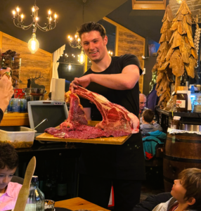 À la Sangria Grill, niché à seulement 50 mètres du Sanctuaire de Meritxell (CG-2, Canillo AD100), on vit pour les viandes d'exception cuites à la vraie braise de bois. Sous la direction du chef Vincent, chaque pièce raconte une histoire de qualité, de maturation parfaite et de maîtrise du feu.