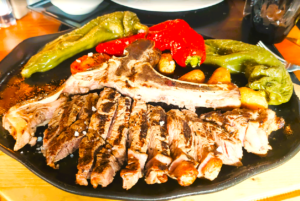 À la Sangria Grill, niché à seulement 50 mètres du Sanctuaire de Meritxell (CG-2, Canillo AD100), on vit pour les viandes d'exception cuites à la vraie braise de bois. Sous la direction du chef Vincent, chaque pièce raconte une histoire de qualité, de maturation parfaite et de maîtrise du feu.