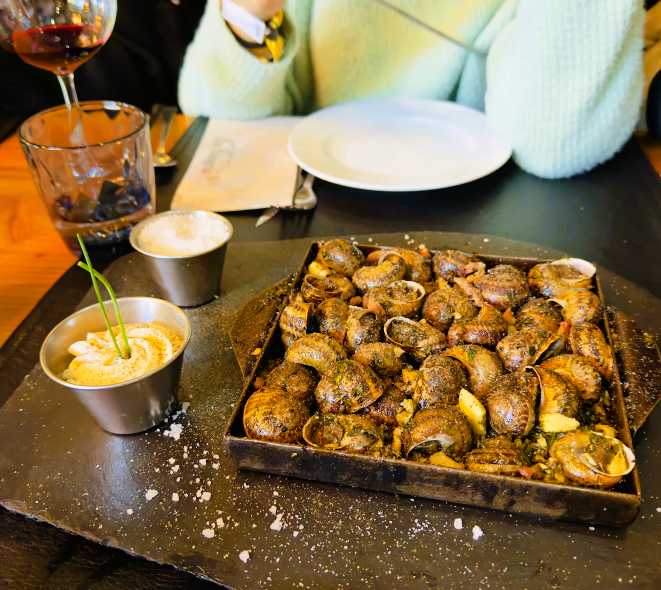 Dels millors llocs de carn d’Andorra, segur. Racions generoses i preu mitjà-alt. El local molt acollidor, amb temporada alta cal reservar amb força antelació. També m’he trobat que amb el menjador al 100% el lloc és molt collidor. El servei és un altre dels punts forts de La Sangria, per molts anys.