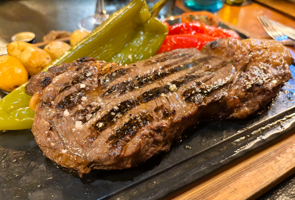 Dels millors llocs de carn d’Andorra, segur. Racions generoses i preu mitjà-alt. El local molt acollidor, amb temporada alta cal reservar amb força antelació. També m’he trobat que amb el menjador al 100% el lloc és molt collidor. El servei és un altre dels punts forts de La Sangria, per molts anys.