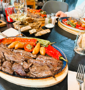 De visita por Andorra nuevamente, reserva a última hora. Increíble servicio por parte de Roberto y Gerson, sin duda los líderes del local, muy buena recomendación, honestos y sinceros. Toda la familia a gusto, un local accesible y muy cómodo. Con ese chuletón para dos personas podrían haber comido mis tres próximas generaciones de nietos. Sin ninguna duda volveremos. Comida: 5/5 Servicio: 5/5 Ambiente: 5/5. Comida vegetariana: El que sea vegetariano que baje a Barcelona.
