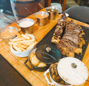 De visita por Andorra nuevamente, reserva a última hora. Increíble servicio por parte de Roberto y Gerson, sin duda los líderes del local, muy buena recomendación, honestos y sinceros. Toda la familia a gusto, un local accesible y muy cómodo. Con ese chuletón para dos personas podrían haber comido mis tres próximas generaciones de nietos. Sin ninguna duda volveremos. Comida: 5/5 Servicio: 5/5 Ambiente: 5/5. Comida vegetariana: El que sea vegetariano que baje a Barcelona.