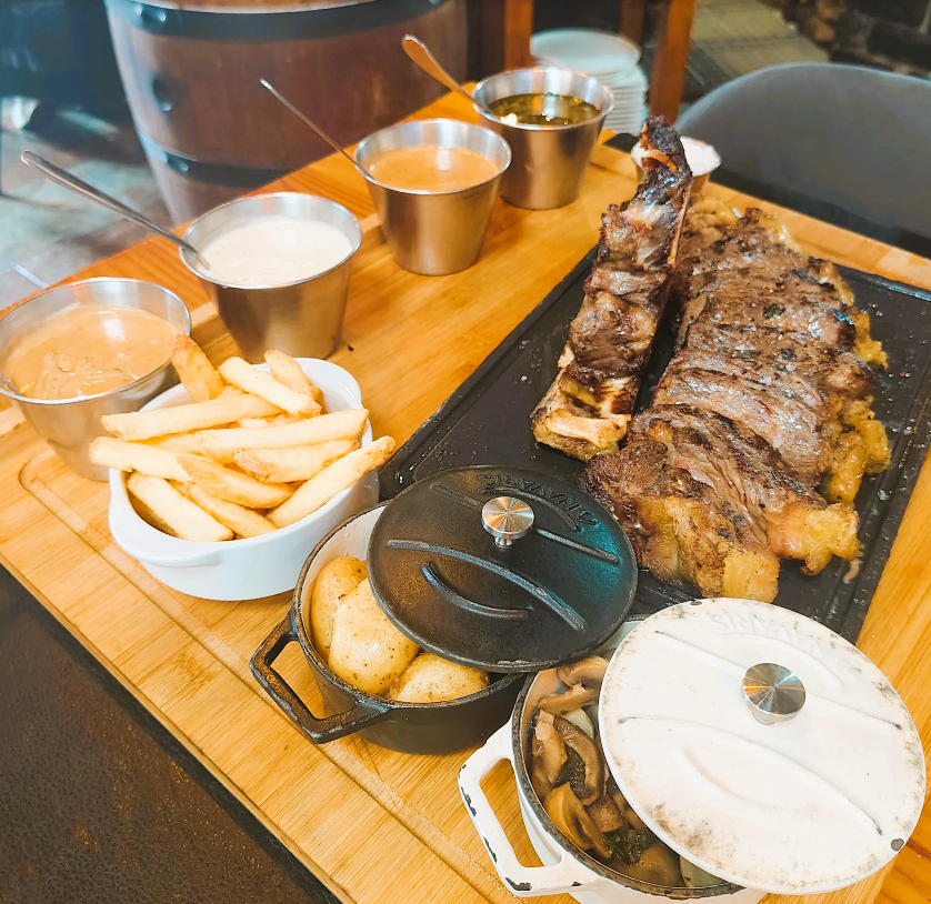 De visita por Andorra nuevamente, reserva a última hora. Increíble servicio por parte de Roberto y Gerson, sin duda los líderes del local, muy buena recomendación, honestos y sinceros. Toda la familia a gusto, un local accesible y muy cómodo. Con ese chuletón para dos personas podrían haber comido mis tres próximas generaciones de nietos. Sin ninguna duda volveremos. Comida: 5/5 Servicio: 5/5 Ambiente: 5/5. Comida vegetariana: El que sea vegetariano que baje a Barcelona.