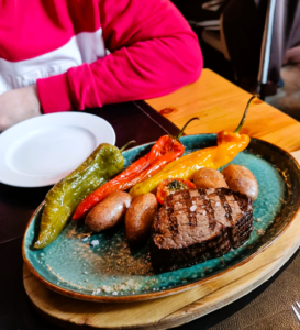 Las mejores reseñas de Andorra. Restaurante La Sangria Grill. Excelentes platos, platos grandes y bien cocinados. La ensalada de cabra estaba buenísima, el carpaccio de buey lleva un aliño muy rico y el filete de buey, increíble. La carne era tierna, con sabor a brasa e iba acompañada de pimientos de colores. Todo buenísimo, al igual que la atención, que fue genial. Si volvemos a Andorra volveremos seguro.