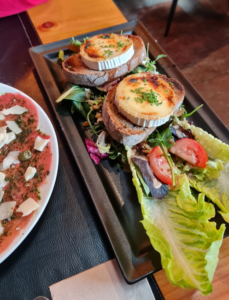 Las mejores reseñas de restaurantes de Andorra. Restaurante La Sangria Grill. Excelentes platos, platos grandes y bien cocinados. La ensalada de cabra estaba buenísima, el carpaccio de buey lleva un aliño muy rico y el filete de buey, increíble.