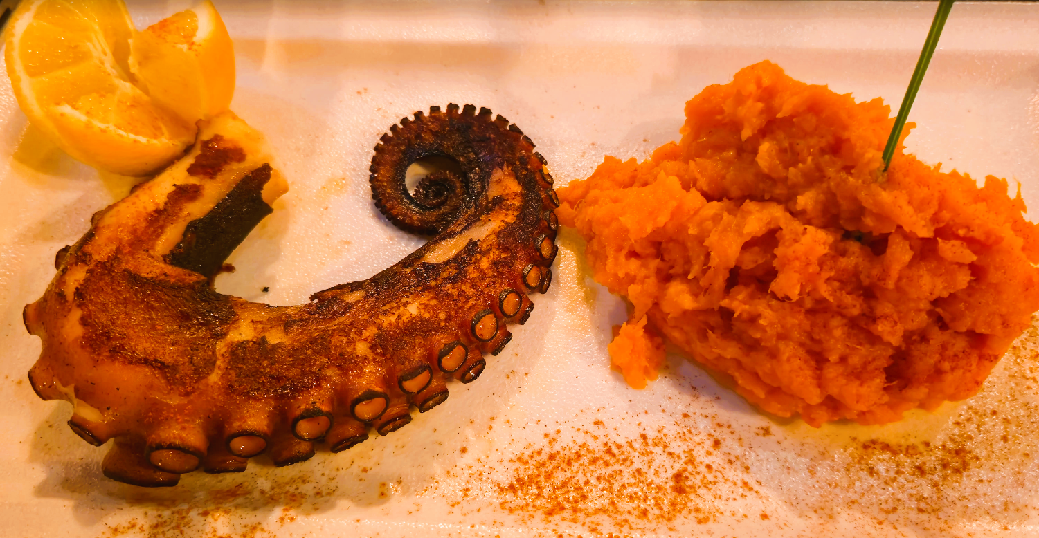 El nou pop a la brasa amb puré de moniato ja és aquí, i arriba per convertir-se en un dels plats estrella de La Sangria Grill. Un plat que combina tradició, producte fresc i la força del nostre foc de llenya, símbol de la casa. Aquest llançament és l’excusa perfecta per recordar tot allò que fa del nostre restaurant un referent gastronòmic a Meritxell i al Principat d’Andorra. 🐙 Pop a la brasa amb puré de moniato: un nou imprescindible El nostre nou pop a la brasa és tendre, saborós i amb aquell punt fumat que només s’aconsegueix amb una brasa de llenya ben treballada. L’acompanyem amb un puré de moniato suau i lleugerament dolç, que equilibra el plat i en potencia tots els matisos. Un plat pensat per sorprendre, ideal tant per començar com per gaudir-lo com a plat principal. 🔥 La brasa de llenya: el cor de La Sangria Grill Si alguna cosa ens defineix és la nostra brasa de llenya, on preparem les nostres especialitats més reconegudes. Aquí és on el producte parla per si sol, i on el foc li dona aquell sabor únic que els nostres clients busquen. 🥩 Les nostres carns prèmium madurades XXXXL A La Sangria Grill som coneguts per les nostres carns prèmium madurades XXXXL, seleccionades amb cura i tractades amb el respecte que mereixen: Talls de races excepcionals Maduracions llargues que intensifiquen el sabor Textures meloses i un punt de brasa perfecte Porcions generoses, com sempre ens agrada fer Aquestes carns són, sens dubte, un dels motius pels quals molts clients tornen una vegada i una altra. 🍽️ Els nostres clàssics: entrants i plats que agradant a tots els nostres clients A més del nou pop a la brasa, mantenim les nostres especialitats més estimades: Entrants casolans com el tàrtar, el camembert al forn o els plats amb tonyina i mango Caragols a la brasa, un dels nostres imprescindibles Amanida Cèsar amb la nostra recepta pròpia Creps casolanes amb recepta d’origen francès Postres XXXXL elaborats a casa, com el tiramisú, el fondant o el flam de coco Cada plat està pensat per oferir una experiència completa, generosa i memorable. 🌟 La Sangria Grill: qualitat, servei i passió per la gastronomia El nostre objectiu és simple: oferir producte excel·lent, cuina honesta i un servei pròxim, eficient i professional. A Meritxell, som un punt de trobada per a qui busca bona carn, bona brasa i un ambient agradable. Amb aquest nou plat, reafirmem el nostre compromís amb la creativitat i la qualitat. Vine a descobrir el nou pop a la brasa amb puré de moniato i deixa’t sorprendre. A La Sangria Grill t’esperem amb el foc encès i les millors carns del país.