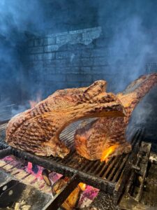 🔥 TOMAHAWKS DE 3,5 KG I CARNS PRÈMIUM A LA BRASA 🔥 🔥 TOMAHAWKS DE 3,5 KG I CARNS PRÈMIUM A LA BRASA 🔥 A La Sangria Grill només treballem amb les millors races de bou per garantir-te una experiència única. Les nostres carns són selecció prèmium, madurades adequadament i cuinades a la brasa amb llenya a l'estil francès: cruixent per fora, sucosa per dins. EL REI: TOMAHAWK 3,5 KG 👑 Per 3-4 persones (porció espectacular) Os inclòs per màxim sabor Maduració perfecta i veta marmòria excepcional Cocció a alta temperatura + sellat intens a la brasa Perfecte per compartir en família o amb amics! ALTRES ESTRELLES DE LA CARTA: Xuletons XXXXL individuals “Costelló” de bou XXXXL molt tendre Costelles de xai al punt Entrecot estil francès XXXXL amb patates Hamburgueses artesanes XXXXL de races prèmium Totes les carns amb patates al forn, verdures de temporada i les nostres salses casolanes. 📍 A 5 min del Santuari de Meritxell 📞 Reserves ÚNICAMENT: +376 851 327 (Tancat dimecres) Vine a viure l'autèntica experiència de la carn prèmium a la brasa! #LaSangriaGrill #Tomahawk35kg #CarnPremium #BrasaDeLlenya #AndorraGastronomia #Meritxell #XuletonXXL a l'estil francès: cruixent per fora, sucosa per dins. EL REI: TOMAHAWK 3,5 KG 👑 Per 3-4 persones (porció espectacular) Os inclòs per màxim sabor Maduració perfecta i veta marmòria excepcional Cocció a baixa temperatura + sellat intens a la brasa Perfecte per compartir en família o amb amics! ALTRES ESTRELLES DE LA CARTA: Xuletons XXXXL individuals “Costelló” de bou XXXXL molt tendre Costelles de xai al punt Entrecot estil francès XXXXL amb patates Hamburgueses artesanes XXXXL de races prèmium Totes les carns amb patates al forn, verdures de temporada i les nostres salses casolanes. 📍 A 5 min del Santuari de Meritxell 📞 Reserves ÚNICAMENT: +376 851 327 (Tancat dimecres) Vine a viure l'autèntica experiència de la carn prèmium a la brasa! #LaSangriaGrill #Tomahawk35kg #CarnPremium #BrasaDeLlenya #AndorraGastronomia #Meritxell #XuletonXXL