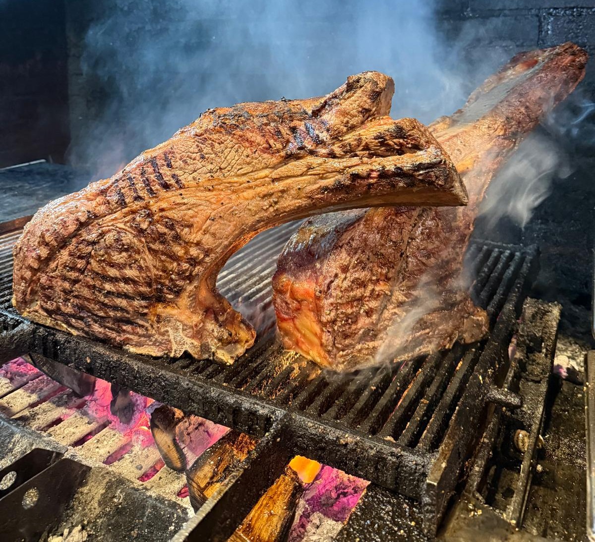 🔥 TOMAHAWKS DE 3,5 KG I CARNS PRÈMIUM A LA BRASA 🔥 🔥 TOMAHAWKS DE 3,5 KG I CARNS PRÈMIUM A LA BRASA 🔥 A La Sangria Grill només treballem amb les millors races de bou per garantir-te una experiència única. Les nostres carns són selecció prèmium, madurades adequadament i cuinades a la brasa amb llenya a l'estil francès: cruixent per fora, sucosa per dins. EL REI: TOMAHAWK 3,5 KG 👑 Per 3-4 persones (porció espectacular) Os inclòs per màxim sabor Maduració perfecta i veta marmòria excepcional Cocció a alta temperatura + sellat intens a la brasa Perfecte per compartir en família o amb amics! ALTRES ESTRELLES DE LA CARTA: Xuletons XXXXL individuals “Costelló” de bou XXXXL molt tendre Costelles de xai al punt Entrecot estil francès XXXXL amb patates Hamburgueses artesanes XXXXL de races prèmium Totes les carns amb patates al forn, verdures de temporada i les nostres salses casolanes. 📍 A 5 min del Santuari de Meritxell 📞 Reserves ÚNICAMENT: +376 851 327 (Tancat dimecres) Vine a viure l'autèntica experiència de la carn prèmium a la brasa! #LaSangriaGrill #Tomahawk35kg #CarnPremium #BrasaDeLlenya #AndorraGastronomia #Meritxell #XuletonXXL a l'estil francès: cruixent per fora, sucosa per dins. EL REI: TOMAHAWK 3,5 KG 👑 Per 3-4 persones (porció espectacular) Os inclòs per màxim sabor Maduració perfecta i veta marmòria excepcional Cocció a baixa temperatura + sellat intens a la brasa Perfecte per compartir en família o amb amics! ALTRES ESTRELLES DE LA CARTA: Xuletons XXXXL individuals “Costelló” de bou XXXXL molt tendre Costelles de xai al punt Entrecot estil francès XXXXL amb patates Hamburgueses artesanes XXXXL de races prèmium Totes les carns amb patates al forn, verdures de temporada i les nostres salses casolanes. 📍 A 5 min del Santuari de Meritxell 📞 Reserves ÚNICAMENT: +376 851 327 (Tancat dimecres) Vine a viure l'autèntica experiència de la carn prèmium a la brasa! #LaSangriaGrill #Tomahawk35kg #CarnPremium #BrasaDeLlenya #AndorraGastronomia #Meritxell #XuletonXXL