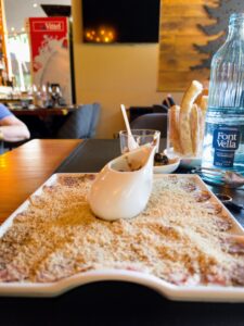 Carpaccio de Magret d’ànec amb foie casolà: un homenatge al sabor francès a La Sangria Grill A La Sangria Grill de Meritxell ens agrada cuidar cada detall, i quan parlem de plats emblemàtics, el nostre magret d’ànec amb foie casolà estil francès és, sens dubte, una de les joies de la nostra carta. Un plat suculent, intens i ple de matisos, pensat per als paladars que busquen una experiència gastronòmica autèntica i memorable. El magret d’ànec, marcat com només nosaltres sabem fer, conserva tota la seva suculència i aquell punt rosat tan característic que el fa irresistible. A sobre, hi afegim el nostre foie casolà, elaborat seguint la tradició francesa, amb una textura sedosa i un sabor profund que es fon amb la carn i crea un contrast absolutament deliciós. Cada queixalada és un viatge: 🦆 a la noblesa de l’ànec, 🍽️ i la delicadesa del foie fet a casa. Un plat pensat per gaudir-lo sense presses, amb una copa de vi del nostre celler i en el millor ambient de Meritxell. Vine a descobrir-lo i deixa’t seduir per la nostra cuina, on la tradició i la qualitat sempre van de bracet. #LaSangriaGrill #MagretDAnec #FoieCasolà #CuinaFrancesa #GastronomiaAndorra