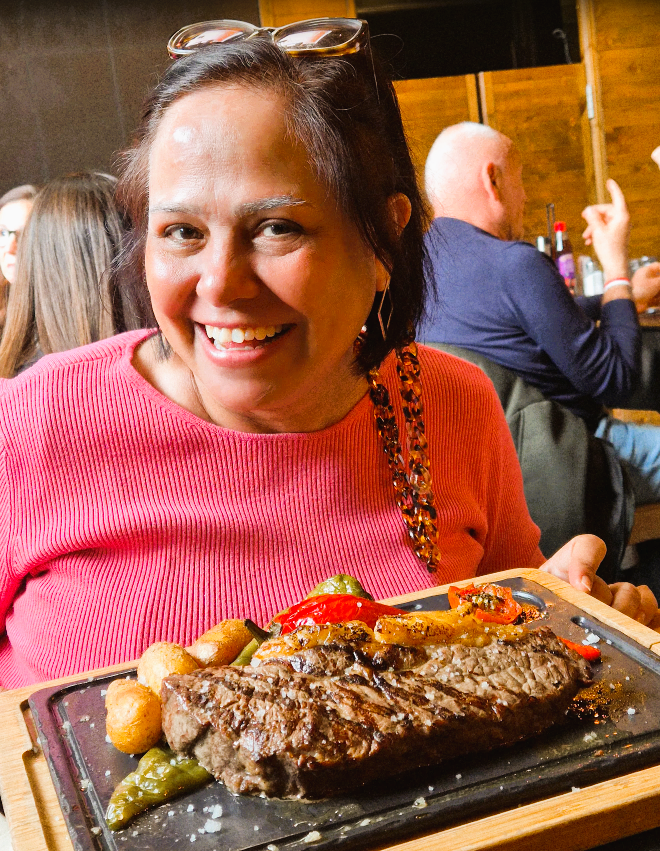 Gabriela Ortega. Un Restaurant clàssic d'Andorra. Atenció excel·lent i el millor lloc per anar per bona carn. Servei ràpid, atent i inclusiu per a tots. Comida: 5/5 Servicio: 5/5 Ambiente: 5/5 Hola, Gabriela. Moltes gràcies per la teva visita i per aquesta valoració tan magnífica ⭐⭐⭐⭐⭐ ! Ens fa molt feliços saber que consideres La Sangria Grill un clàssic d’Andorra, i que vau gaudir d’una atenció excel·lent i d’un servei ràpid, atent i inclusiu per a tothom. A casa nostra cuidem molt allò que ens identifica: les nostres carns prèmium XXXXL a la graella de llenya, els entrants casolans com els plats de tonyina i mango, els tàrtars, els caragols a la brasa, l'amanida Cèsar, el Camembert al forn i els nostres crepès fetes amb recepta pròpia d’origen francès. I, per acabar, les nostres postres casolanes XXXXL, que sempre sorprenen. Moltes gràcies per recomanar-nos i per confiar en nosaltres. Serà un plaer tornar-vos a rebre ben aviat a Meritxell! 🙏✨