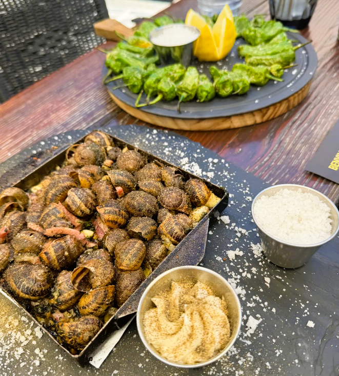Lorenzo Gianninoni. Literalmente, los mejores caracoles a la brasa que he comido jamás. Riquísimos. El chuletón estaba muy bien.