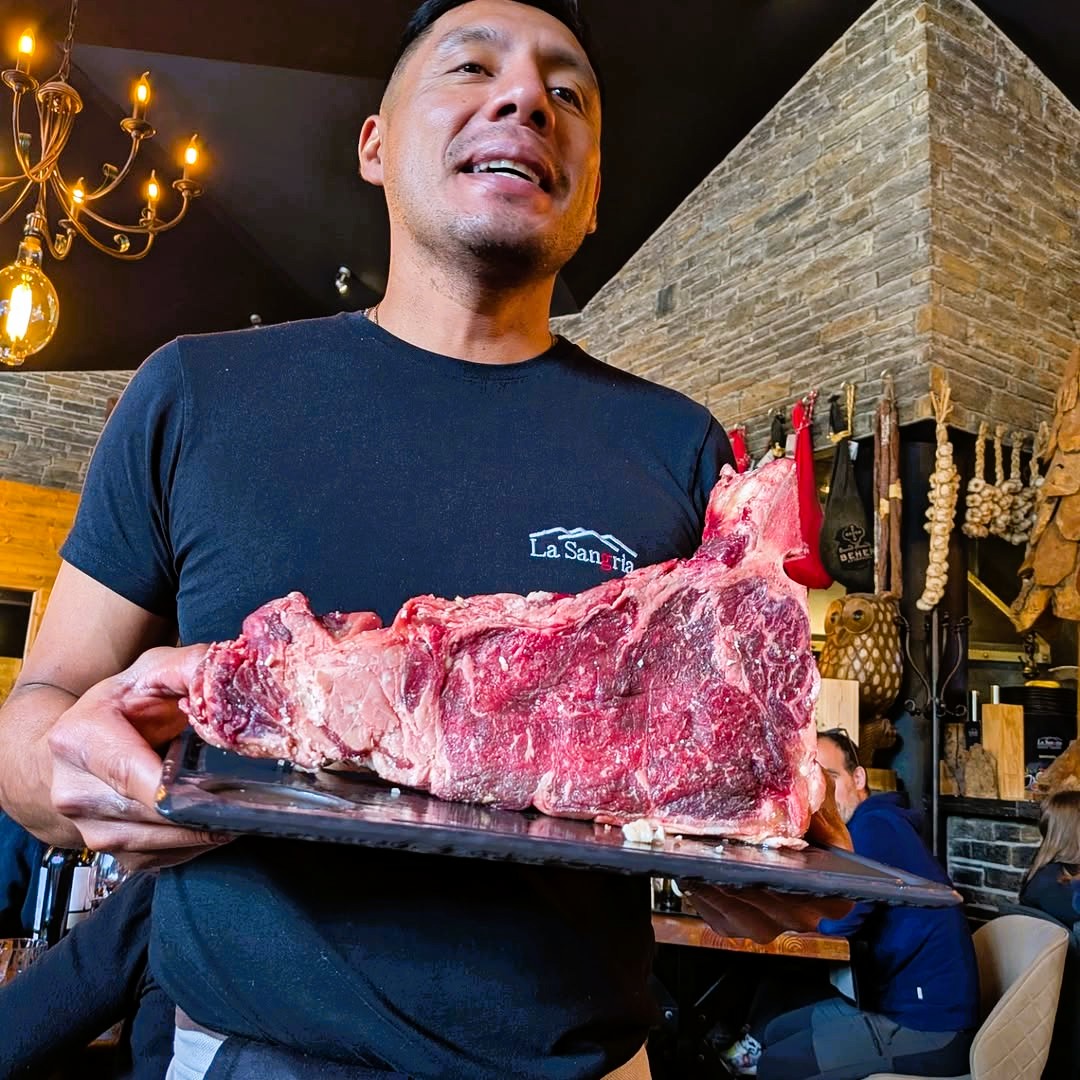 @lasangriacanillo mai falla! 🔥 Servei impecable, tracte proper i un producte que parla per si sol. Brutal és poc! A La Sangria Grill gaudim d’una cuina que agrada molt: les nostres carns prèmium a la graella de llenya XXXXL, els entrants casolans com el tàrtar, els plats de tonyina i mango, els caragols a la brasa, l'amanida Cèsar, el Camembert al forn, i les nostres creps amb recepta francesa pròpia. I per acabar… les postres casolanes XXXXL, que són un petit pecat obligatori. I si tot això ho vius a la nostra terrassa, una de les més agradables i acollidores de Canillo, l’experiència es converteix en un autèntic plaer. Perfecta per dinar, sopar o simplement gaudir del moment. La Sangria Grill: quan el producte, la brasa i el bon ambient ho són tot. #andorra #canillo #lasangria #brasaandorra #terrassaandorra